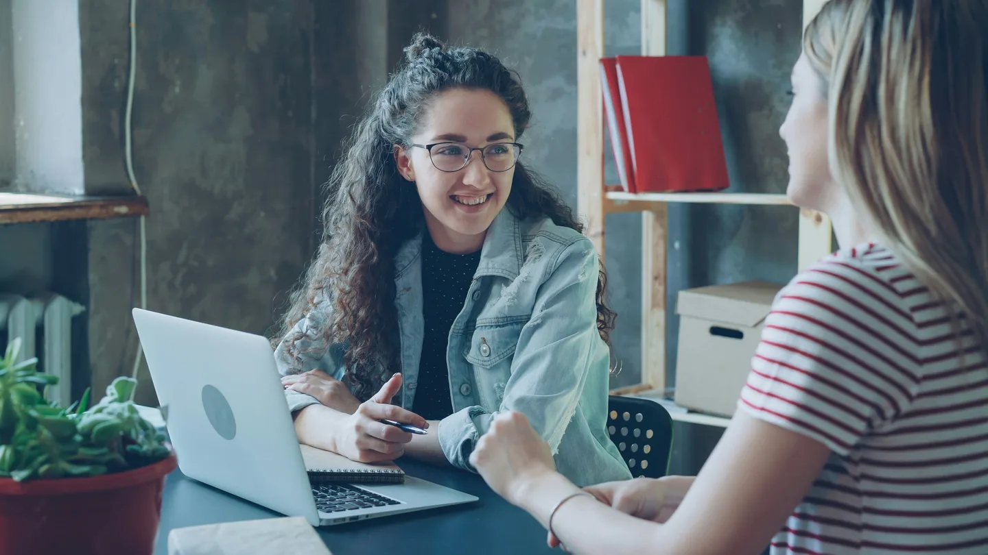 Séance d'orientation scolaire et professionnelle avec une conseillère